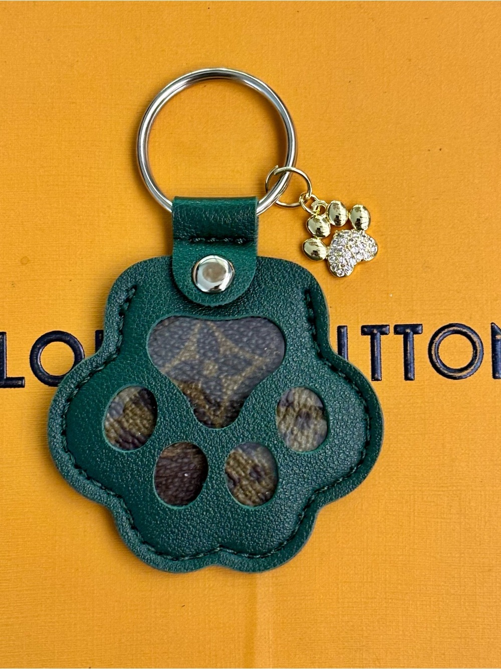 Green Paw-Shaped Leather Keyring.